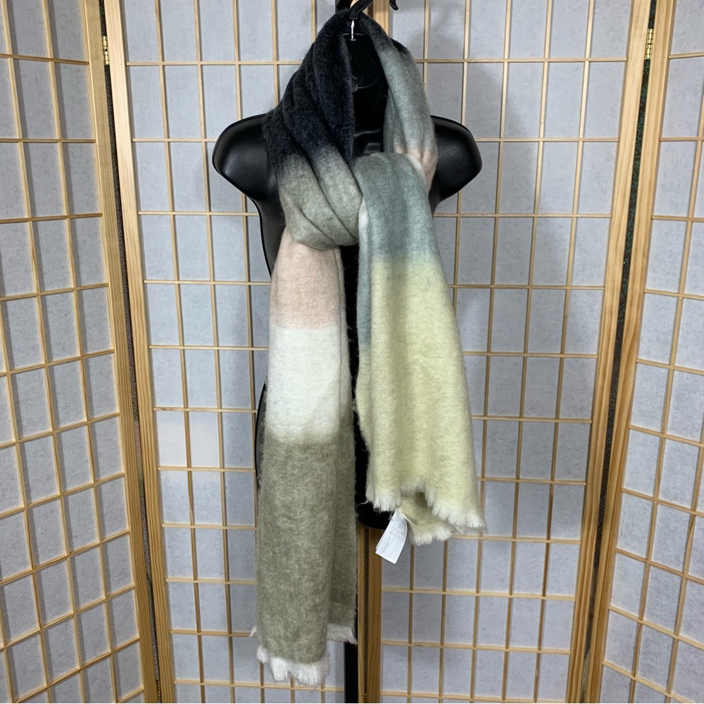 GAP -- Multicolor Gradient Scarf 🧣 - Picture 15 of 15